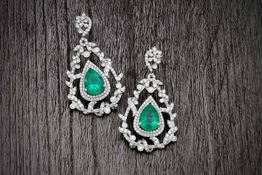 Dazzling 18K White Gold Earrings With Scintillating Diamonds And Captivating Emeralds